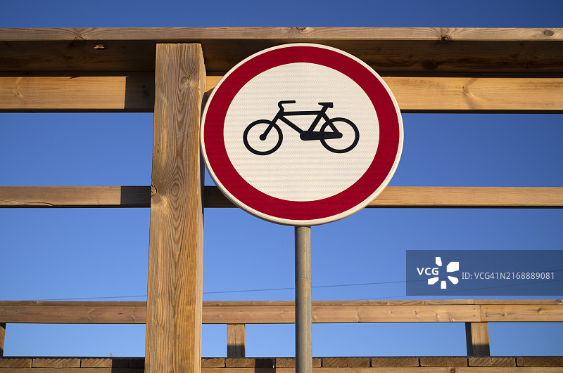 葡萄牙阿尔加维海滩禁止骑自行车标志图片素材