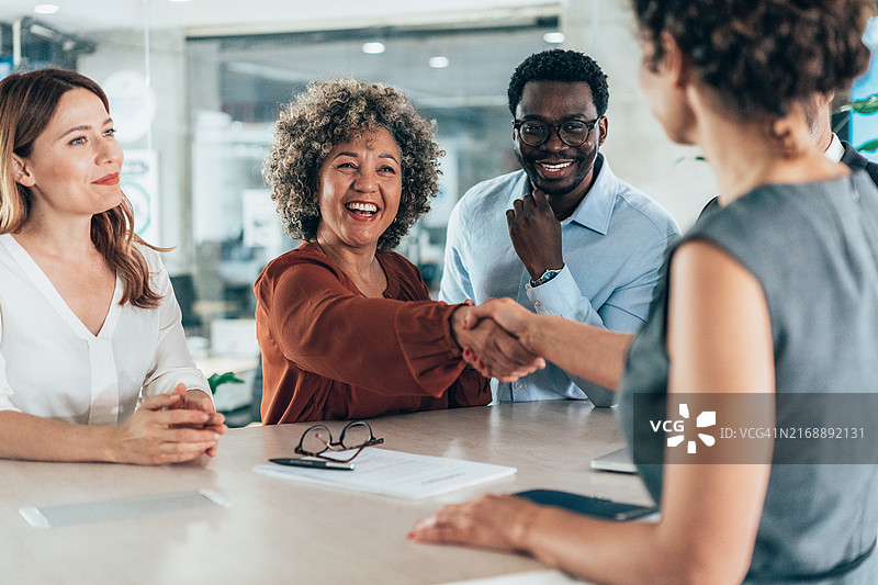 与新同事握手图片素材