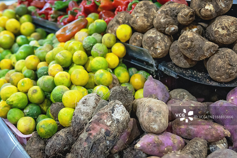 市集摊位新鲜水果和蔬菜图片素材