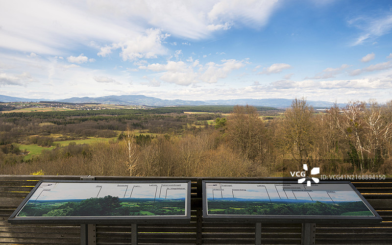 观景塔视野下的秀丽景色图片素材
