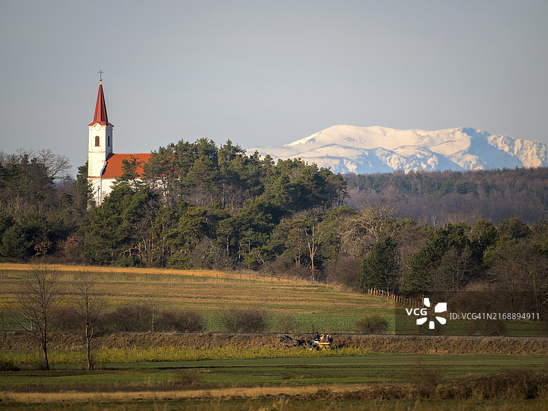 远眺下奥地利州的施尼贝格山图片素材