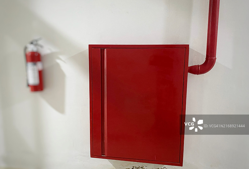 墙上的红色消防栓图片素材