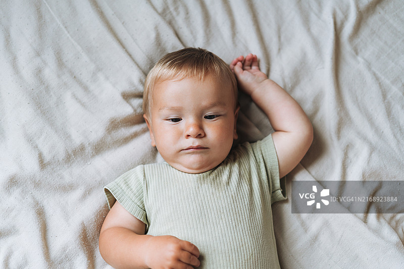 可爱的8-10个月男婴肖像（俯视）图片素材