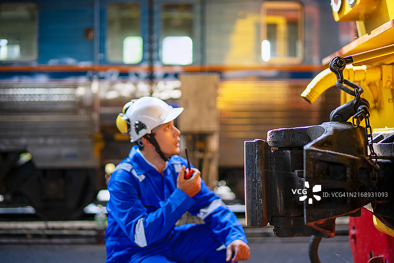 在火车库工作的蓝领工人图片素材