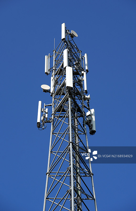 带有微波链路和电视发射天线的电信桅杆图片素材