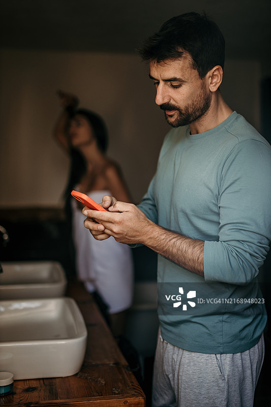 情侣在浴室一起使用手机图片素材