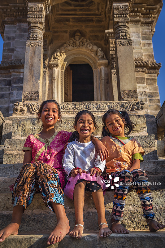 尼泊尔年轻女孩在巴克塔普尔印度教寺庙玩耍图片素材
