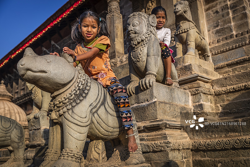 在巴克塔普尔印度教寺庙里玩耍的尼泊尔女孩图片素材