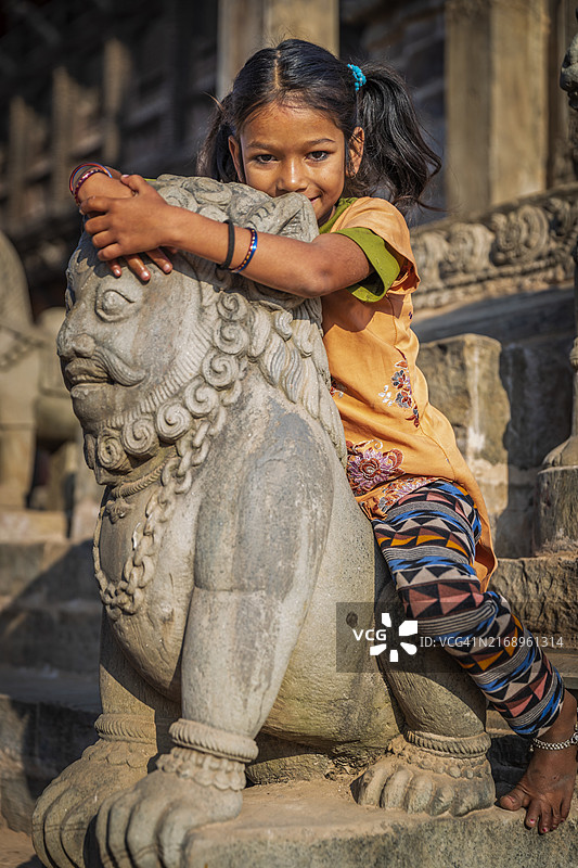 在巴克塔普尔印度教寺庙玩耍的尼泊尔小女孩图片素材