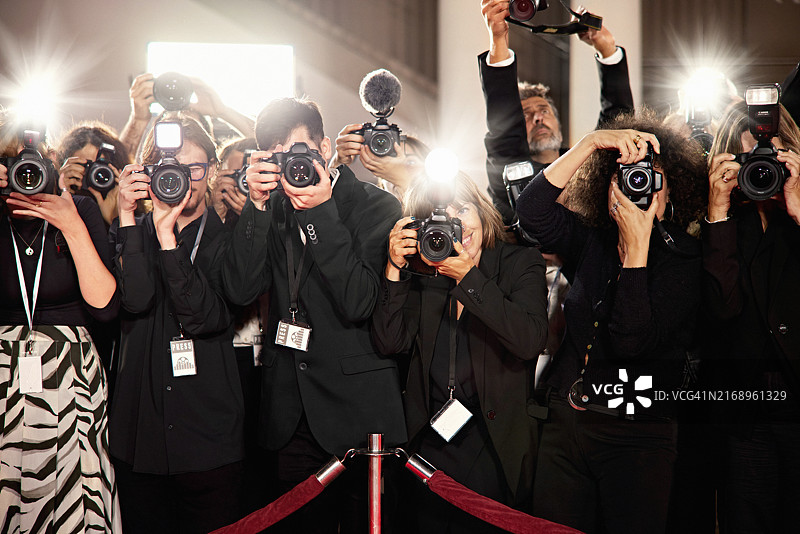 在媒体活动中工作的专业摄影师图片素材