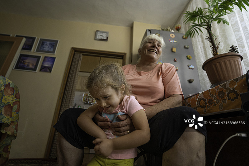 关爱家庭，奶奶和孙女一起玩耍图片素材