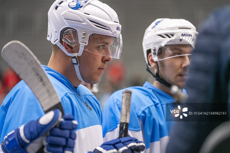 专注的冰球运动员图片素材