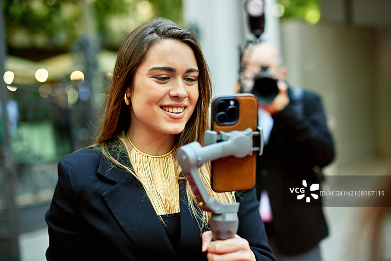 面试官使用便携设备拍摄图片素材