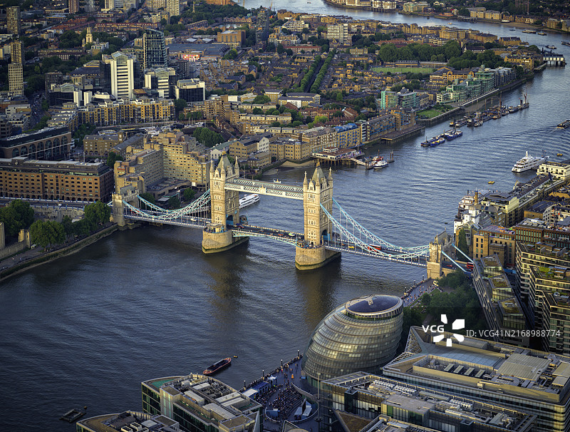 从碎片大厦观看泰晤士河和伦敦塔图片素材