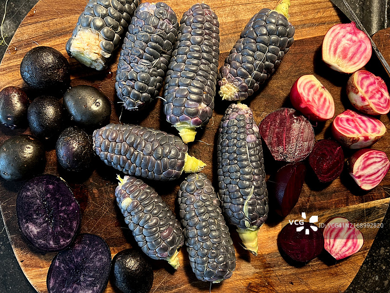 砧板上的奇特蔬菜：蓝色玉米、蓝色土豆、基奥贾甜菜图片素材