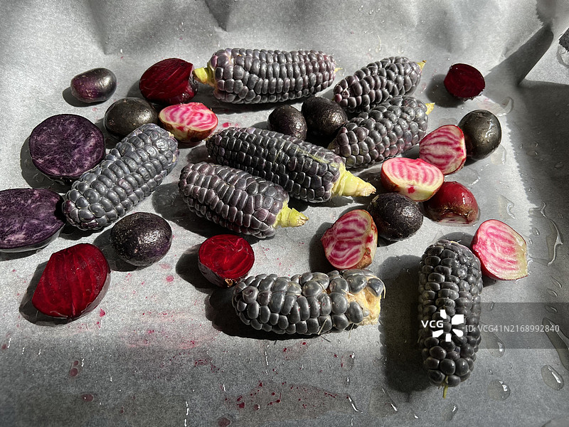 烤箱烤特色蔬菜：蓝色玉米、蓝色土豆、基奥贾甜菜图片素材