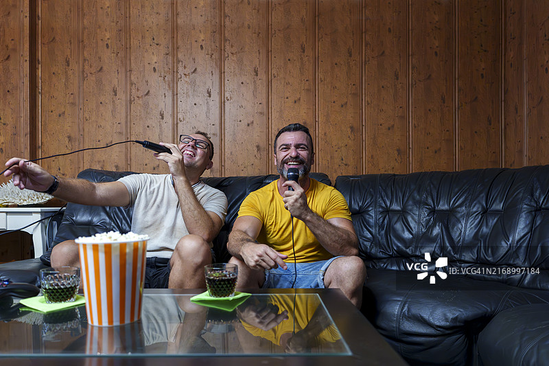 两名中年成年人在家玩电子游戏图片素材