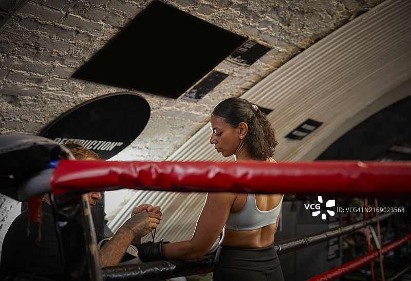 戴拳击手套图片素材