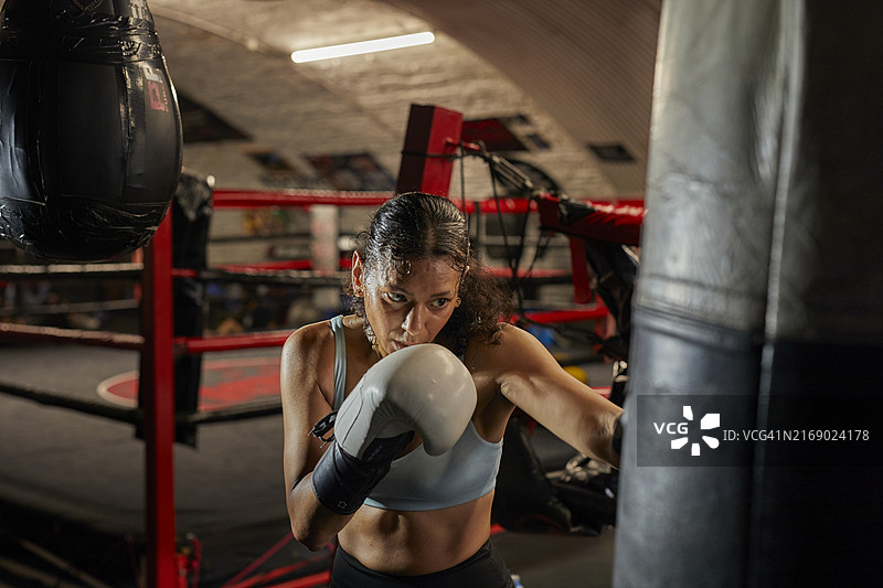 击打沙袋图片素材