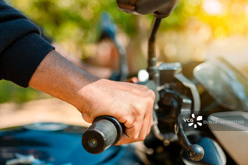 男人握着摩托车把手图片素材