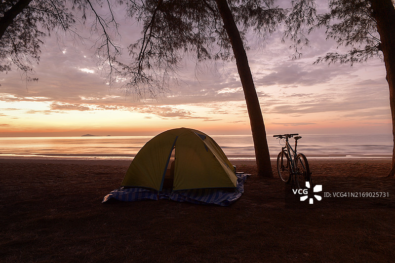 在沙滩上露营图片素材