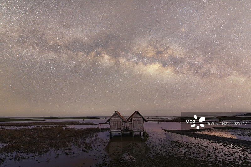 泰国博他仑府埃卡猜大桥彩色公路桥图片素材