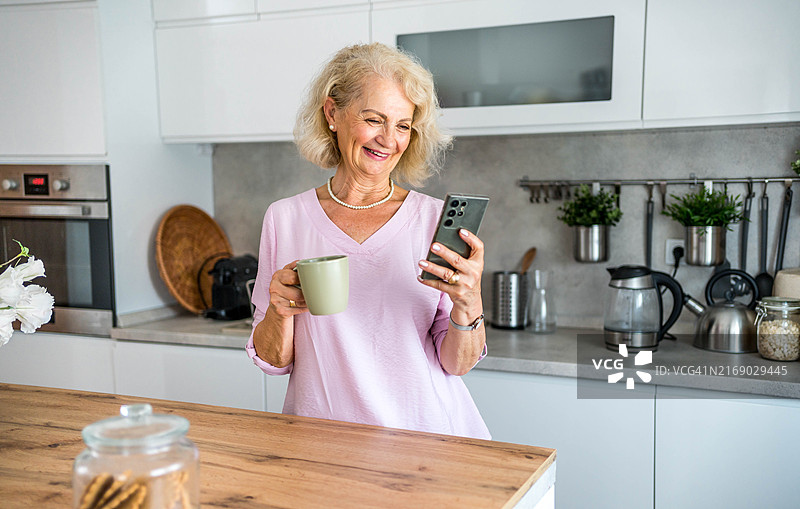 年长的女人在家放松图片素材