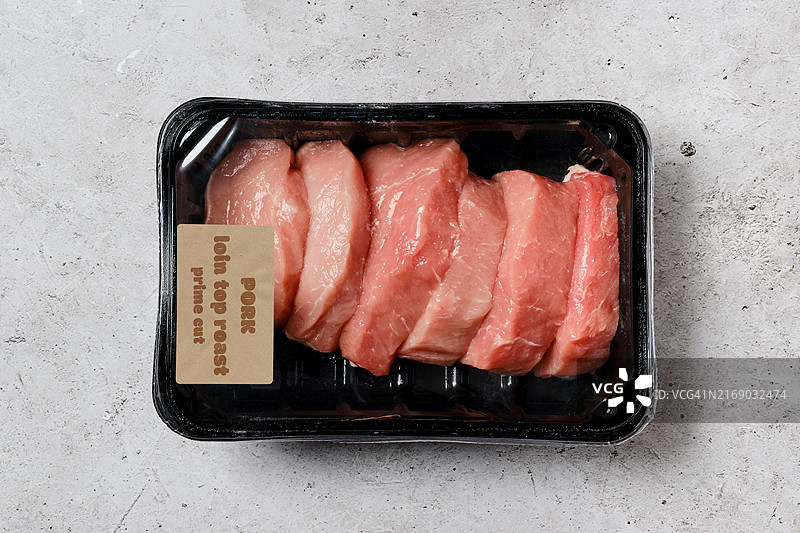 真空包装中的猪里脊肉顶部烤肉俯视图图片素材