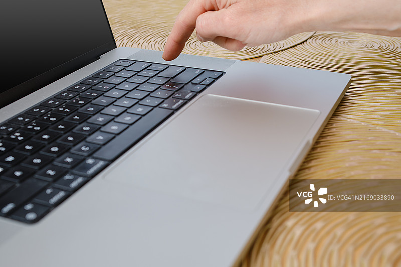 手指准备按下笔记本电脑回车键特写图片素材