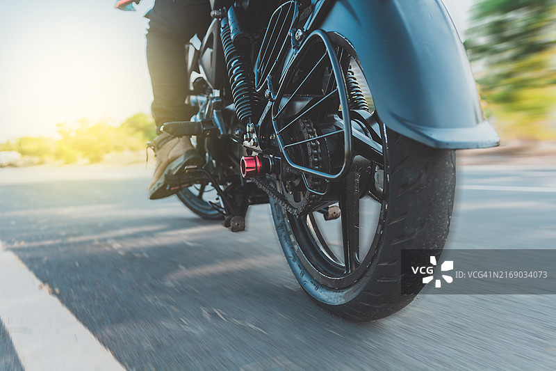 摩托车骑行者的仰视视角：摩托车骑行者脚部的特写图片素材