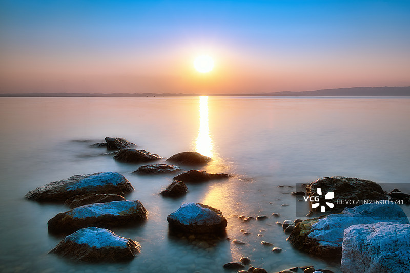 康斯坦茨湖日出，水中石头，阿尔本，图尔高州图片素材