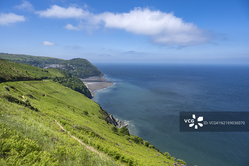 英国北德文郡林顿和林茅斯附近的海岸线图片素材