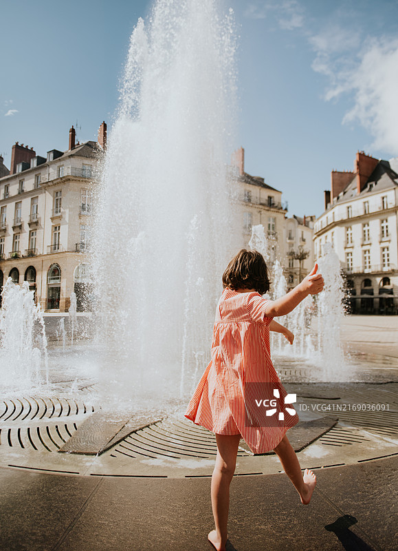 在法国城市喷泉中跳舞的孩子图片素材