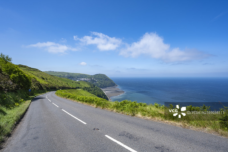 英国北德文莱恩顿和林茅斯村庄的A39公路图片素材