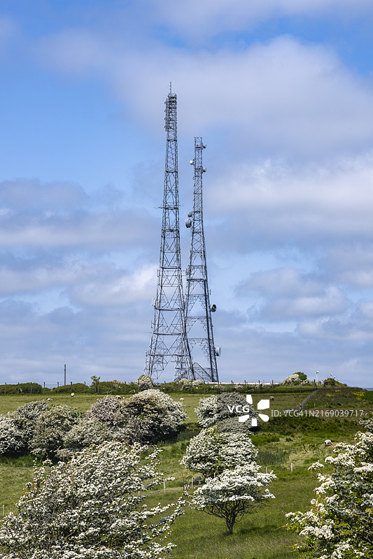 位于英国萨里郡赖盖特山的北丘的无线电发射塔图片素材