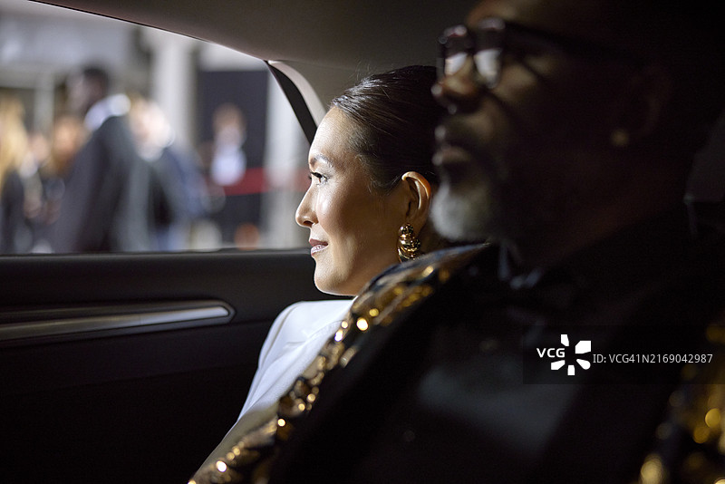 明星乘坐汽车到达电影节图片素材