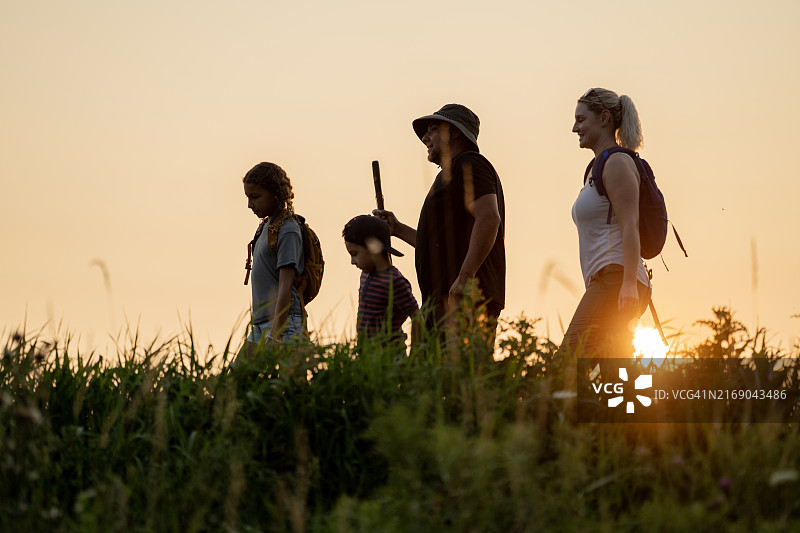 日落家庭徒步图片素材