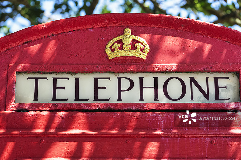 英国康沃尔郡锡利群岛红色电话亭特写图片素材