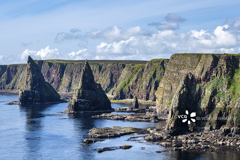 崎岖的海岸景观，邓肯斯比角海岸的邓肯斯比岩柱，英国苏格兰凯斯内斯郡图片素材