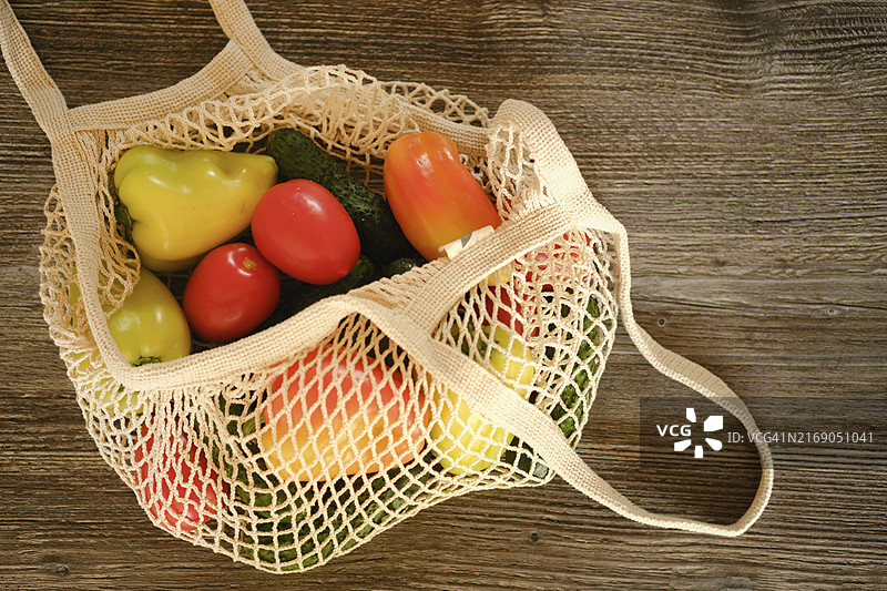 环保袋中的新鲜蔬菜俯视图图片素材