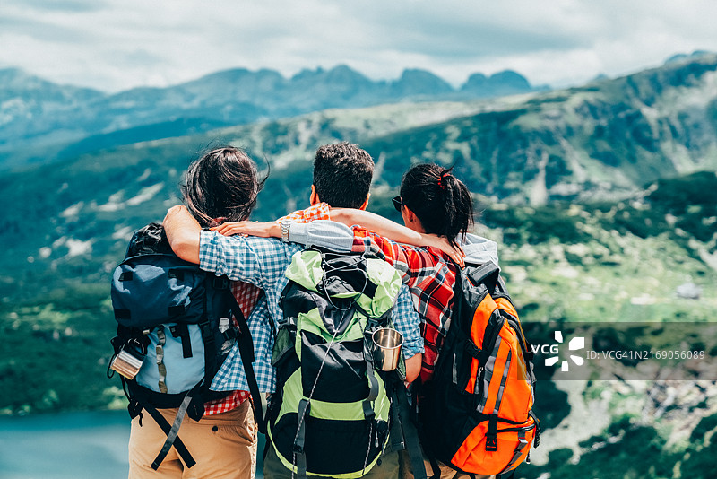 朋友们徒步旅行图片素材