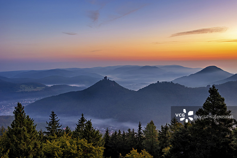 普法尔茨森林中的特里菲尔斯城堡在日出时分的晨雾中图片素材