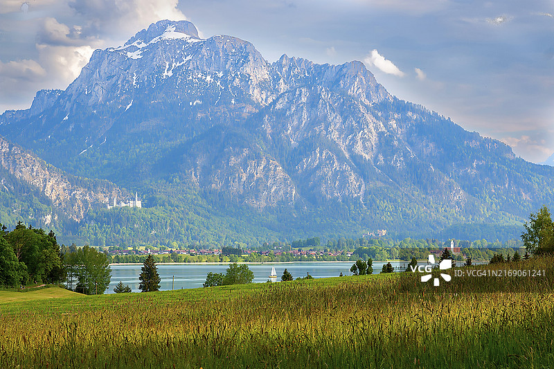 德国施万高霍亨施万高城堡和新天鹅堡前的福根湖图片素材