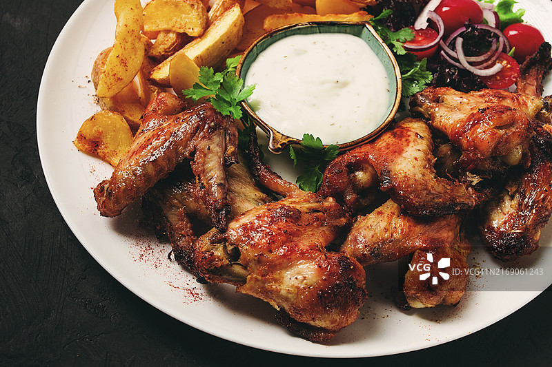 炸鸡翅配土豆和香料（自制快餐，无人）图片素材