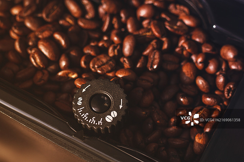 咖啡机、咖啡豆容器特写顶视图，无人，乡村风格，选择性聚焦图片素材