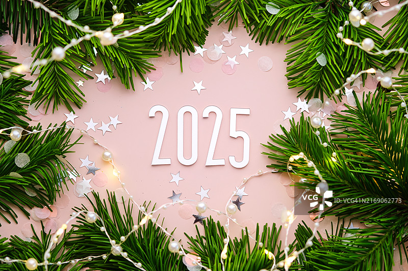 2025新年粉色背景圣诞装饰图片素材