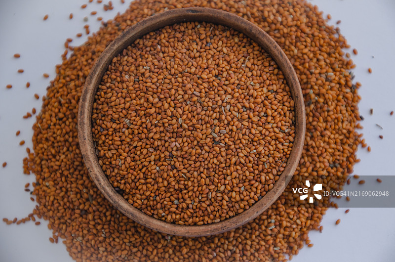 木碗中的亚麻荠种子，白色背景图片素材