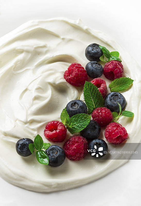 早餐，白色背景上的酸奶配新鲜浆果、覆盆子和蓝莓，选择性聚焦，无人，健康食品图片素材