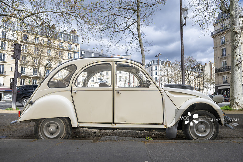 鸭子、复古雪铁龙2CV，巴黎，法兰西岛，法国，欧洲图片素材