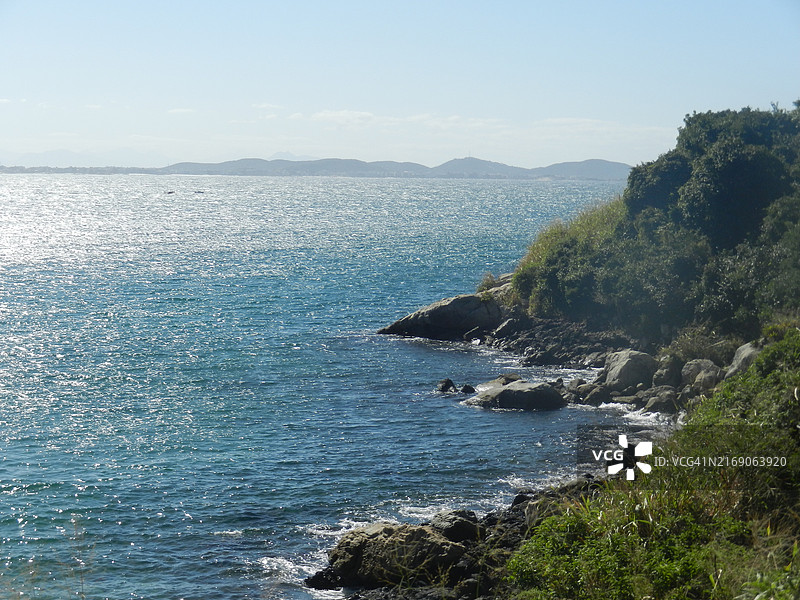 巴西里约热内卢阿拉亚尔杜卡布清澈天空下的海景图片素材